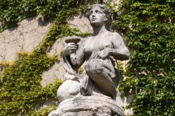 Die Mittelsäule des Brunnens krönt eine Frauenfigur mit Schale