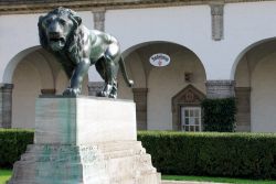 Löwenskulptur vor dem Eingang zum Badehaus 6