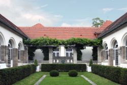 Schmuckhof im Badehaus 4 mit Blick auf die Brunnenwand