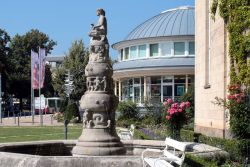 Benekebrunnen mit Sicht auf  das Bad Nauheimer Informationszentrum